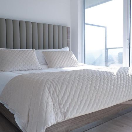מיסיסאוגה Modern Luxury Waterfront Condo מראה חיצוני תמונה
